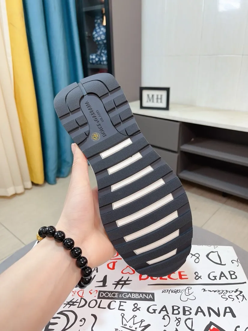 Men's shoes 💰480🌹🌹"Dolce & Gabbana DG" original imported first-layer cowhide ➕ sheepskin lining, light on the foot, comfortable, versatile, original special outsole 🔥favored by trendy men, welcome to compare quality 🔥exquisite luxury, super A level! Compared with the genuine product at the counter, the version is no worse at all! Code number 38-46